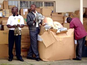 Männer begeistert von Stofftieren - ein amüsanter Anblick! Foto: humedica