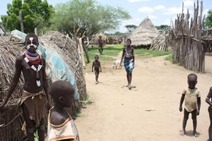 Die Bewohner des Dorfes Duss sind mit dem einfachen leben zufrieden. Dennoch fehlt es an vielem, um den Fortbestand des afrikanischen Volkes sichern zu können. Foto: humedica/Susanne Hausmann