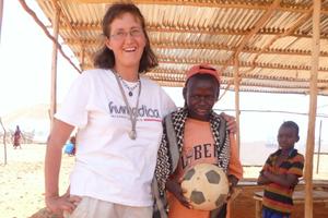 Ärztin Rahel Rötlisberger erfährt, dass der 10-jährige Diyad aufgrund der Anfälle nicht mehr Fußball spielen kann. Foto: humedica