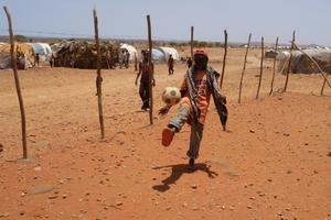 Diyad freut sich: er kann endlich wieder Fußball spielen! Foto: humedica