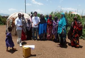 Steven Hofmann, Koordinator für die Familienpatenschaftsprogramme in Äthiopien, gemeinsam mit humedica-Mitarbeiter Binyam aus Addis Abeba bei den Familien in Jijiga. Foto: humedica