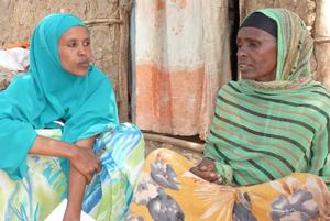 humedica-Mitarbeiterin Saada (links) im Gespräch mit der dankbaren und hoffnungsfrohen Aisha. Foto: humedica/Steven Hofmann
