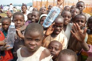 In den Flüchtlingscamps geht es trotz der schweren Umstände und traumatischer Erlebnisse oft mit einem Lachen einher. Foto: humedica/ Heidi Nicklin