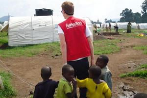 Die Kleinen haben ihren Spaß mit Krankenpfleger Philipp Nowack. Foto: humedica/ Heidi Nicklin