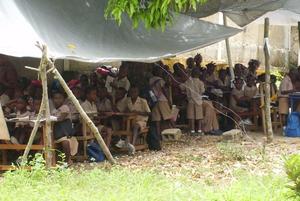 Unterricht unter der Zeltplane: mit dem Anfang Oktober angelaufenen Schuljahr gehört dieser Zustand der Vergangenheit an. Foto: humedica