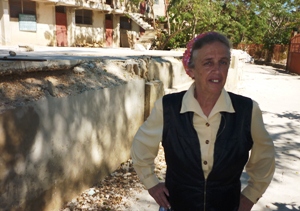 Eine schwere und zehrende Zeit liegt hinter Anneliese Gutmann. Aufzugeben oder wegzugehen war aber nie wirklich eine Alternative für sie. Foto: humedica