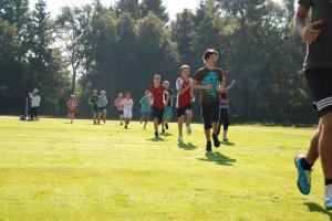 Drei, zwei, eins... Los geht´s! Für den guten Zweck erliefen die Schülerinnen und Schüler der Wirtschaftsschule Frenzel 1.000 Euro. Foto: privat