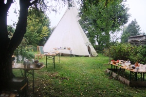 Ein Tipizelt in Kammlach, von dem aus Vera Heidler und ihr Lebensgefährte Heinrich Miller Gutes leisteten. Foto: privat
