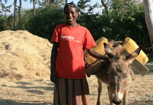 Lange Wege zu entfernten Wasserstellen gehören für 1.300 Menschen bereits der Vergangenehit an. Mit Ihrer Hilfe können wir noch mehr erreichen. Foto: humedica/Maren Walter