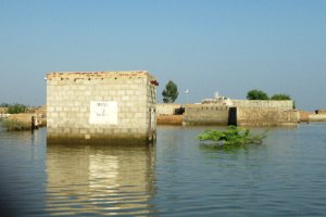 Ein erschreckendes, gleichzeitig aber auch ermutigendes Bild: zerstörten vor Jahren die Fluten noch alle Hütten, so trotzten die von humedica wiederaufgebauten Häuser dieses Mal den Wassermassen. Foto: humedica