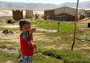 Tausende Flüchtlinge aus Syrien leben im grenznahen Bekaa-Tal in ärmlichen Behausungen. humedica hilft medizinisch und mit Verteilungen. Foto: humedica/Daria Napieraj