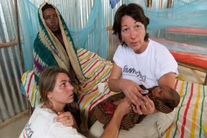 Hiltrud Ritter bei der Betreuung eines kleinen Patienten. Foto: humedica