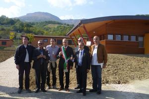 Ein schweres Erdbeben hatte im April 2009 großen Schaden in der Region um L'Aquila angerichtet. Zweieinhalb Jahre später können sich die Bewohner Tossicias um Bürgermeister Franco Targuini (Mitte) über ein neu errichtetes Gemeindezentrum freuen. Foto: humedica/Patrick Khamadi