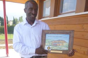 Als Zeichen der Dankbarkeit bekam humedica-Mitarbeiter Patrick Khamadi im Zuge der Einweihungsfeier eine Zeichnung des neuen Gebäudes überreicht. Foto: humedica