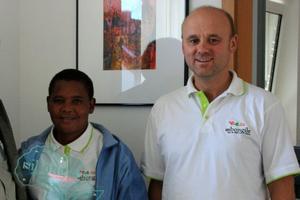 Marco Spalke und die Mitgründerin von Sibongile, dem Zentrum für behinderte Kinder in Kapstadt. Foto: humedica