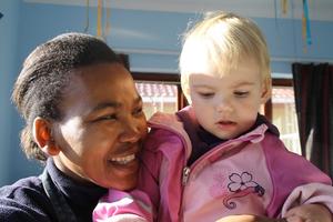 Marcos Töchterchen Naomi, hier im zarten Alter von zwei Jahren wächst als klassisches "Third Culture Kid" als deutsch-Stämmige in Südafrika auf. Foto: humedica