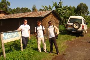 Für das einheimische Personal waren die deutschen Helfer in der Grenzstadt Bunagana eine große Unterstützung. Foto: humedica/Volker Domres