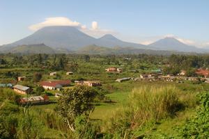 Wenngleich die Landschaft einen idyllischen Eindruck erweckt, so darf doch nicht vergessen werden, dass wenige Kilometer entfernt seit mehr als 15 Jahren ein heftiger Bürgerkrieg den Ostkongo in Atem hält. Foto: humedica/Volker Domres
