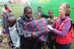 In Zusammenarbeit mit Partnerorganisationen verteilte Heidi Nicklin (r.) wärmende Decken an Flüchtlinge, damit sie sich nachts vor der Kälte schützen konnten. Foto: humedica