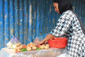 Mit der Finanzierung eines Injeera-Ofens und ersten Nahrungsmitteln zum Verkauf auf dem Markt, konnte dieser Begünstigten bereits im vergangenen Jahr die Chance auf ein eigenes Einkommen ermöglicht werden. Foto: humedica/Ruth Bücker