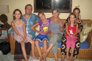 Familie Börjesson (v.l.): Niels mit Tochter Nelly (9 Jahre), Jenni (12 Jahre) und Elisabeth, ihre schwedische Privatlehrerin, Miriam und Tochter Salma (7 Jahre).