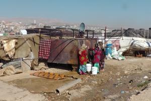 Teilweise leben die syrischen Flüchtlinge in notdürftigen Zelten, teilweise mit anderen Familien in Mietwohnungen. Selbst das Leben in einem Stall scheint besser als die Alternative im Kriegsgebiet Syrien. Foto: humedica/Daria Napieraj