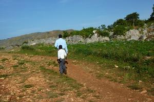 Der achtjährige Alexandre und dessen Lehrer Melot bestreiten jeden Morgen den zweistündigen Bergmarsch zur Schule. Foto: stART International