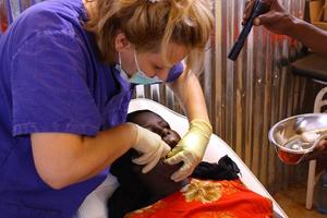Dr. Andrea Wiesner-Pommer verbrachte mehrere Wochen im Süden Äthiopiens und behandelte. Foto: humedica/Raphael MArcus