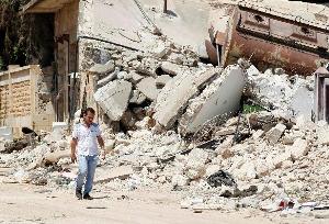 Ein Zivilist in den Trümmern seiner Heimat in Nordsyrien. Foto: REUTERS/Umit Bektas