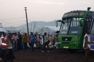 Der Weg in die Sicherheit, für die die Familien aber alles zurücklassen müssen und herausfordernden Unsicherheiten gegenüberstehen. Foto: humedica/Heidi Nicklin