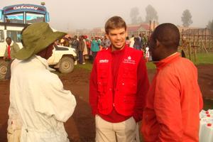 Die Frage nach dem Warum all dieser schrecklichen Geschehnisse muss unbeantwortet bleiben. Léon Gallez (Mitte) stellt sie sich dennoch. Foto: humedica/Volker Domres