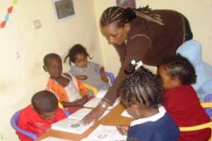 Mit Malen und Spielen, aber auch Lernen und Weiterbilden werden die Kleinen in ihrem Alltag begleitet. Foto: humedica/Steven Hofmann
