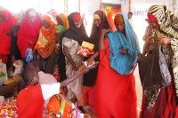 Verteilung von Hygieneprodukten im Flüchtlingslager Melkadida