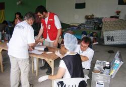 In Notunterkünften behandeln die humedica-Einsatzkräfte. Rechts knieend im Bild: Dr. Rainer Berendes. Foto: humedica