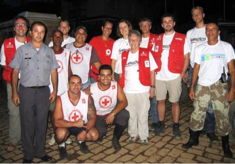 Die gute Zusammenarbeit mit den brasilianischen Helfern macht Dr. Rainer Berendes (links im Bild) dankbar. Foto: humedica