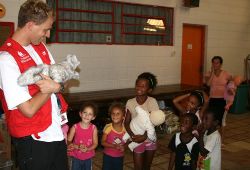 Das humedica-Kinderdorf dient über 100 obdachlos gewordenen Menschen als Notunterkunft. Mit Spielen versuchen humedica-Mitarbeiter (hier Nils Stilke), trauernde Kinder zumindest für einen kurzen Augenblick ihre Sorgen vergessen zu lassen. Foto: humedica