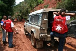 Die Straßen gleichen Schlammpisten und viele Orte konnten selbst eine Woche nach der eigentlichen Katastrophe noch nicht mit dem Auto erreicht werden. Foto: humedica/Nils Stilke