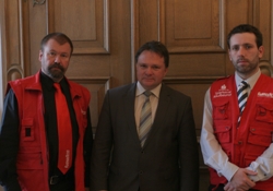 Kaufbeurens Oberbürgermeister Stefan Bosse (Mitte) sprach dem stellvertretenden Geschäftsführer Bernd Herger (links im Bild) und dem zuständigen Sachbearbeiter, Florian Klinner (rechts im Bild), seine Anteilnahme und sein Bedauern über diese Tragödie aus. Foto: humedica/Steffen Richter