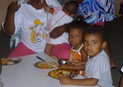 „Die Kleinen müssen uns einfach besonders am Herzen liegen und es macht mich traurig, dass sie wieder hart getroffen werden", äußerte Oberbürgermeister Stefan Bosse seine Betroffenheit. Foto: humedica/Wolfgang Groß