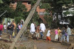 Ihr Dorf wurde von einer Schlammlawine erfasst, von Helfern werden die Betroffenen in Sicherheit gebracht. Foto: alertnet.org/Reuters/Bruno Domingos