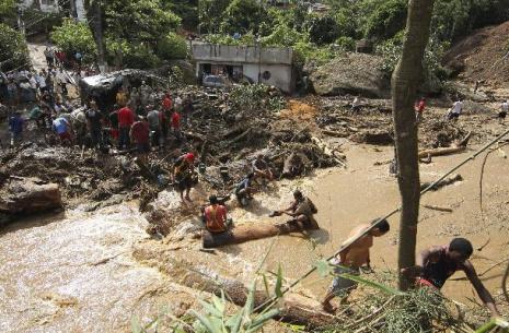 Rettungskräfte suchen nach Opfern einer Schlammlawine in Teresópolis. Foto: alertnet.org/Reuters/Luiza Garcia