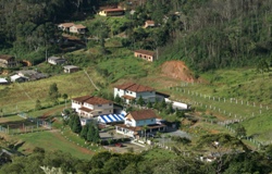 Unmittelbar an einem Hang liegend, Nahe der beiden am schlimmsten betroffenen Städte: das humedica-Kinderdorf. Foto: Archiv humedica