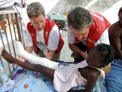 Dr. Irmgard Harms und Dr. Markus Hohlweck bei der Behandlung einer kleinen Patienten, die Opfer herabstürzender Gesteinstrümmer war. Foto: humedica/Simone Winneg