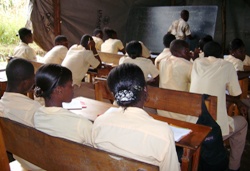 Schülerinnen und Schüler in provisorischen Klassenunterkünften in Meyer. Foto: humedica