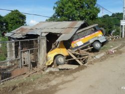 Die gewaltigen Flutwellen rissen alles mit sich, was sich in ihrem Weg befand. Foto: humedica/Peter Pilz