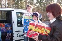 Schüler werfen einen Blick hinter die Kulissen von humedica und “Geschenk mit Herz”