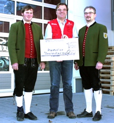 In Vertretung ihrer Musikkameraden überreichten Michael Fiener (l.) und Robert Bräckle (r.) den Spendenscheck an humedica-Mitarbeiter Joachim Panhans. Foto: humedica/Stefanie Huisgen