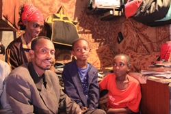 Ein Zimmer mit einem Bett muss für Tigist und ihre Familie zum Leben ausreichen. Foto: humedica/Ruth Bücker