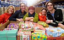 Fünf hoch motivierte Helfer zeigen vollen Einsatz für „Geschenk mit Herz“ (v.l.n.r.): Mareike Lenzen, Annette Manteuffel, Annette Müller, Mandy Kuhl und Max Mittereder. Foto: humedica