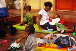 In der Kindertagesstätte in Kapstadt erhalten die Kinder mit Behinderung die liebevolle Zuwendung, die sie brauchen. Foto: Heinz Allgaier